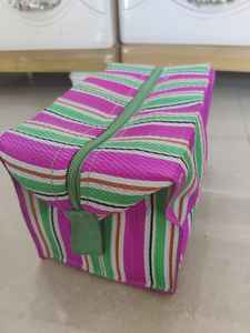 Pochette à main pour femmes à rayures multicolores écologiques Fabriqué en Inde, pochette d'extérieur en plastique recyclé tissé en nylon - Product Image 2