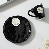 Ensemble de tasses à café et soucoupes en céramique noire et blanche, peintes à la main, avec motifs floraux en relief, style moderne et luxueux, logo personnalisé, 300-420 ml, pour tous usages