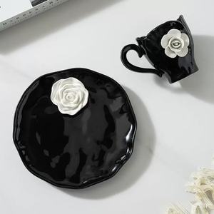 Ensemble tasse et soucoupe à café et thé en céramique, style moderne luxueux, décoré à la main avec des fleurs en relief - Product Image 5
