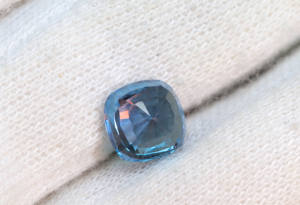 Pierre précieuse Alexandrite cultivée en laboratoire Forme coussin Alexandrite à facettes Pierre synthétique polie pour la fabrication de bijoux - Product Image 6