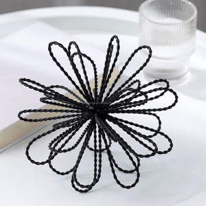 Starburst décoratif en fer forgé enduit de poudre noire pour les designers d'intérieur et les grossistes en décoration - Product Image 4