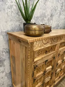 Aparador Modular de Madera de Mango Maciza Ecológica Tallada a Mano con Acabado Natural de MANGALAM ART EXPORT en Estilo Europeo - Product Image 3