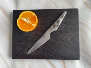 เขียงไม้เวงเก้ หนา แข็ง ทนทาน ทำจากไม้เนื้อแข็งสีเข้ม พร้อมพื้นผิวที่มีเอกลักษณ์ เหมาะสำหรับครัวเชิงพาณิชย์และการใช้งานในงานครัวระดับไฮเอนด์ - Product Image 4