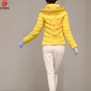 Dernier style Veste courte matelassée personnalisée pour femme 100% polyester Coupe ajustée Fermeture éclair à capuche Imperméable Séchage rapide Prix d'usine - Product Image 2