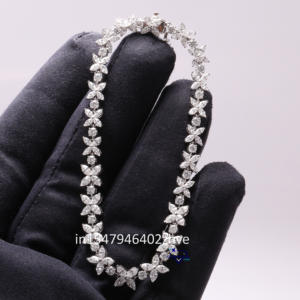 Acentúa tu elegancia con nuestra pulsera de plata de ley 925 para mujer con diamantes redondos de moissanita de corte Marquesa - Product Image 5