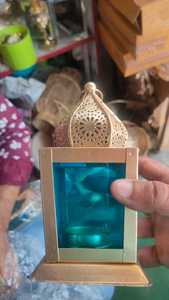 Lanternes décoratives en laiton faites à la main avec verre coloré idéal pour les magasins de décoration intérieure et adapté à la revente - Product Image 3