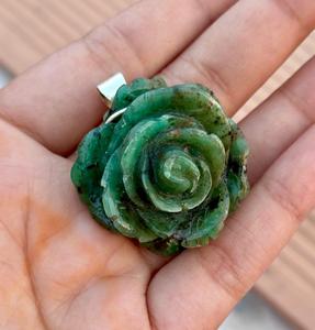 Piedra preciosa Esmeralda natural diseño de flor de Rosa colgante de plata Diseño De Rosa tallado a mano único regalo de joyería de Esmeralda para hombres o mujeres - Product Image 3
