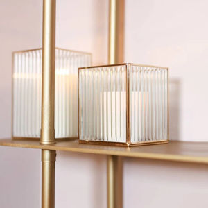 Ensemble de deux lanternes bougeoirs en verre côtelé avec cadre doré au design carré moderne pour la décoration intérieure, le restaurant et les fêtes de mariage et les cadeaux - Product Image 6