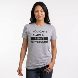เสื้อยืดคอกลมแขนสั้นสีเทาสำหรับผู้ชายพิมพ์ลาย "คุณไม่สามารถทำให้ฉันกลัวได้ ฉันมีลูกสาวสามคน" ทรงลำลองแบบเจอร์ซีย์ - Product Image 3