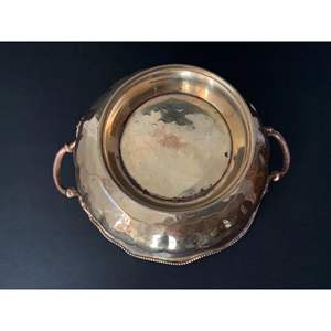 Tazón de latón martillado de estilo victoriano con interior dorado, borde y asas festoneados, maceta decorativa, tazón de almacenamiento o servicio - Product Image 6