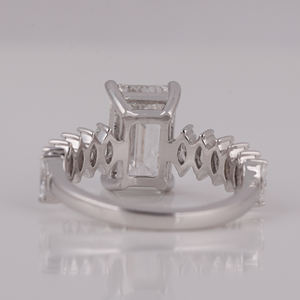 Anillo de compromiso de diamante cultivado en laboratorio de corte esmeralda de 3.00CT platino estilo moderno IGI certificado Pave ajuste boda Unisex - Product Image 3