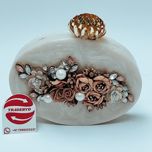Mini pochette en résine avec poignée en perle Embellissement de chaîne de fleurs Décoration de sangles prêtes pour les mariages Événements à domicile de l'Inde - Product Image 2