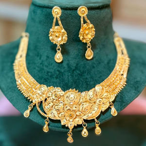 Conjunto de Collar Floral Tradicional Chapado en Oro con Pendientes a Juego |   Joyería de Imitación Nupcial India al por Mayor Modelo 23251 - Product Image 1