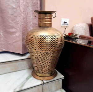 Florero de Metal de alta calidad de latón AK, florero de suelo atractivo con acabado antiguo dorado para decoración de restaurante/acento de decoración de deshierbe - Product Image 1