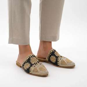 Vente en gros de pantoufles et sandales marocaines en raphia faites à la main, chaussures tissées écologiques pour femmes et hommes, fournisseur direct de commandes en gros - Product Image 1