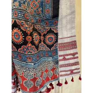 Tissu satiné Ajrakh matelassé double face en laine et soie, tissé à la main, imprimé géométrique dessiné à la main, disponible en bleu profond/rouge Ajrakh - Product Image 5