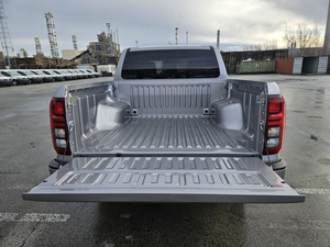 Sedán 4x4 de Doble Cabina Usado, Motor 4.1-6L de Aspiración Natural, Interior de Cuero en Color Oscuro, Neumáticos R17, Volante a la Izquierda, Techo Panorámico - Product Image 2