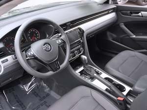 Faible kilométrage 2023 Volkswagen Passa-t 2.0T SE FWD avec jantes en alliage Sièges en cuir Système de navigation Démarrage à distance Toit ouvrant - Product Image 5