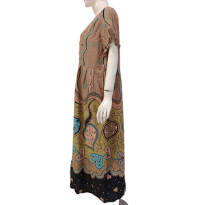 Vestido midi oversize con cuello en V, manga corta, volantes y detalles de botones, lavable, de rayón, de Chrysanta. - Product Image 5