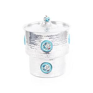 Casserole en métal de forme ronde avec détails martelés et poignées solides pour un transport sûr et un affichage élégant - Product Image 1