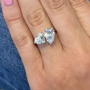 Anillo de Compromiso para Mujer con Dos Piedras en Forma de Corazón y Pera, Estilo Bonito, de RITZIN - Product Image 1