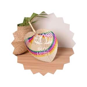 Éventail en feuille de palmier, design durable - Product Image 1