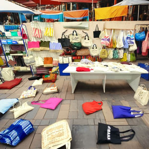 Bolsa de cosméticos para compras al aire libre con rayas multicolores ecológicas para mujer, bolsa de mano con cremallera geométrica, tejido de nailon fabricado en la India - Product Image 1