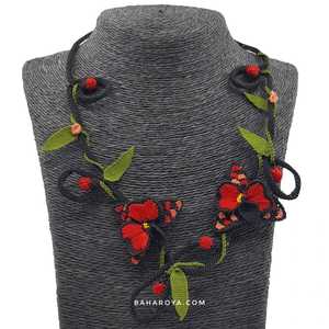 Collier tendance en dentelle à l'aiguille Larin - Product Image 1