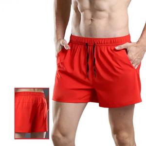 Cómodos pantalones cortos de entrenamiento de algodón de 5 pulgadas con diseño elegante de tela suave al tacto para un estilo de vida activo para hombres - Product Image 2