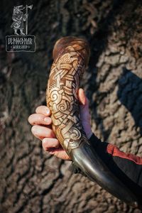 LA CORNE À BOIRE NATURELLE Corne à boire Viking festive fabriquée à la main pour l'hydromel et la bière Parfait pour les fêtes de Noël et les vacances - Product Image 3