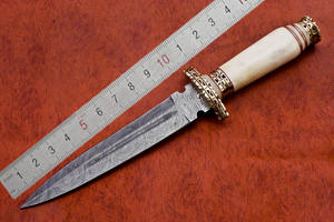 Cuchillo de caza de acero de Damasco personalizable OEM, hecho a mano, hueso de camello y mango de latón, Funda de cuero con patrón trenzado para EDC - Product Image 3