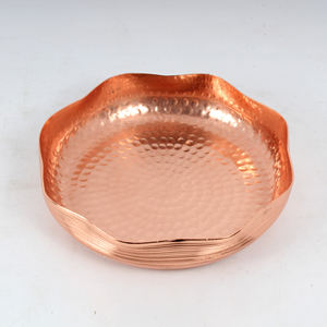 Cuenco de flores de frutero Chapado en cobre de aluminio con aspecto hecho a mano y frutero de diseño a la venta - Product Image 1