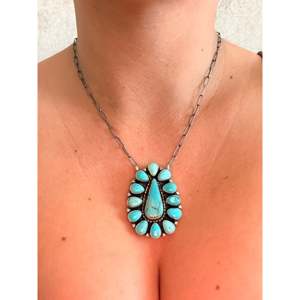 Collier tendance vintage Sheila Becenti avec turquoise mélangée et argent sterling, serti en forme de goutte d'eau, incrustation religieuse, chaînes de perles - Product Image 2