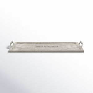 Elegante bandeja de servicio rectangular plateada con diseño minimalista y asas resistentes, ideal para servir aperitivos y mejorar la decoración - Product Image 1