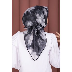 Écharpe carrée noire à motif de fleurs de lotus en mousseline de soie - Product Image 3