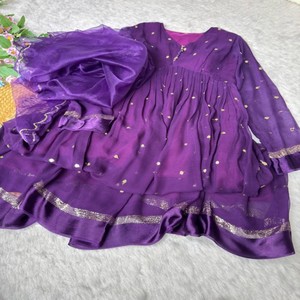 Robe de soirée élégante en georgette de viscose avec travail séquentiel et organza Dupatta 3/4 manches en satin Patta Detailing - Product Image 4