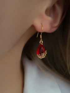 Pendientes de Aro Huggie Chapados en Oro con Plata de Ley y Corte de Pera Rojo Rubí Natural, Estilo Victoriano Vintage - Product Image 3