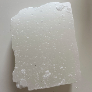 พาราฟินแว็กซ์ MONAMORCO แบบกึ่งบริสุทธิ์ 1-3% จุดหลอมเหลว 60-62 องศาเซลเซียส ปริมาณน้ำมัน 4% สำหรับทำเทียน เคลือบ ขัดเงา สิ่งทอ - Product Image 1