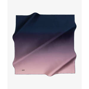 ผ้าพันคอสี่เหลี่ยมผ้าไหมแบบไล่โทนสีชมพูสีกรมท่าและผงสีชมพู - Product Image 2