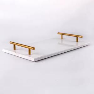 Avec des poignées ornées, un magnifique plateau de service en métal doré devient à la fois un outil fonctionnel et un ensemble de 2 objets de collection décoratifs. - Product Image 6