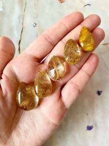 Cabochons de Quartz rutilé naturel 100% de qualité supérieure en forme de goutte de larme en vrac Cabochon pierres précieuses pour la fabrication de bijoux à taux de vrac - Product Image 3