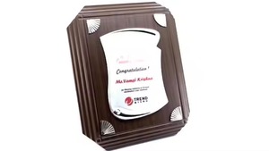 Placa de desplazamiento de plata de fabricación india con base de madera decorativa para premios corporativos disponible a precio de fábrica - Product Image 3