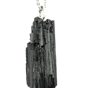Colgante de cristal de turmalina negra al por mayor para curación espiritual y equilibrio de chakras disponible al mejor precio de mercado - Product Image 6