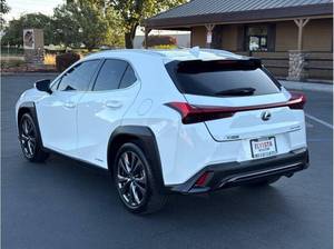 Lexus UX 250h F SPORT AWD F SPORT 4 portes Crossover, voitures d'occasion propres à vendre, de 2014 à 2019 - Product Image 4