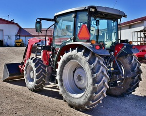 Tracteur d'occasion Massey Ferguson 4707 avec technologie avancée assurant efficacité et performance - Product Image 6