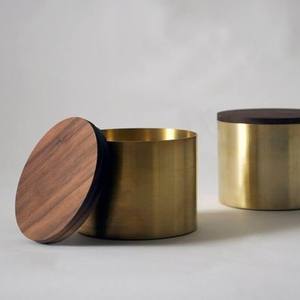 Bougeoir cylindrique de forme ronde en métal de luxe avec couvercle en bois Pot à bougie antique en laiton de haute qualité - Product Image 2