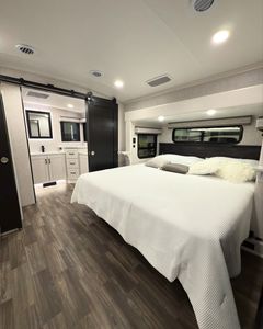 Caravane de voyage North Pointt pour 6 personnes, moderne, avec cuisine coulissante et sol en PVC, carrosserie en aluminium, couleur noire - Product Image 6