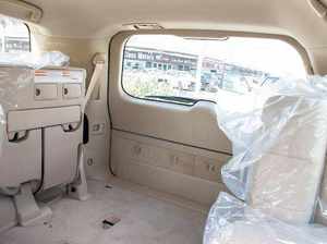 Toyota Land Cruiser GXR V6 4.0L Essence SUV Blanc Transmission Automatique d'Occasion en Excellent État - Product Image 4