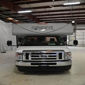 Camping-cars de luxe blancs HOMTORHOMES 2022 Coachmens1 CROSS TRAIL 23XG d'occasion, camping familial, maison mobile, roues, norme d'émission Euro 5, 4-6 places - Product Image 1