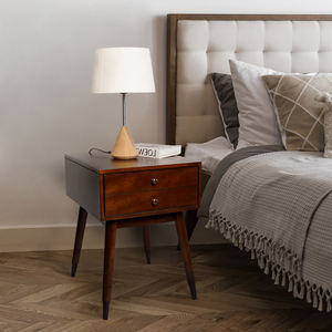 Mesita de noche de madera maciza de lujo Michel, puerto de carga USB, muebles de dormitorio duraderos ecológicos para uso en apartamentos, hospitales y hoteles - Product Image 1